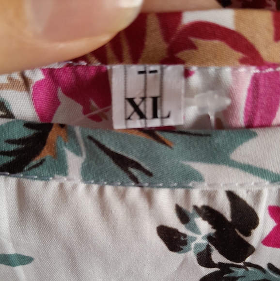 Women's Floral Top - Picture 3 of 4